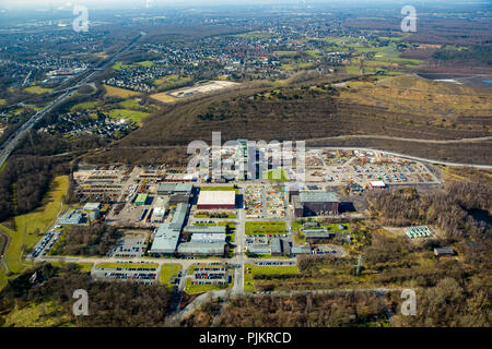 Bergwerk Prosper Haniel mit doppelter Fördergerüst, dahinter Halde Haniel, Bottrop, Ruhrgebiet, Nordrhein-Westfalen, Deutschland Stockfoto