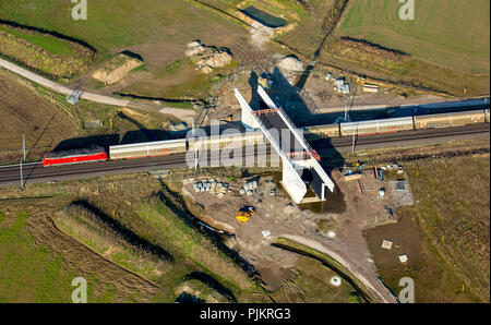 Betuwe-Lijne, Freight Railway Line, Bahnstrecke Betuwe-Line, Fracht Linie Betuwe, Bahnübergang, Brücke, Vrasselt auf der B 8, Emmerich, Niederrhein, Nordrhein-Westfalen, Deutschland Stockfoto