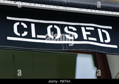 Wiesbaden, Deutschland - 03. Juni 2018: GESCHLOSSEN Logo auf einer Fassade. Geschlossen ist eine Deutsche Modekette. Stockfoto