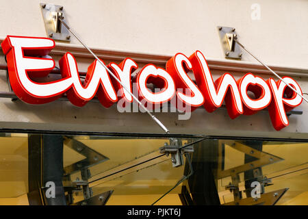 Wiesbaden, Deutschland - 03. Juni 2018: EUROSHOP Logo auf einer Fassade. EUROSHOP ist eine Deutsche billig Discounter Kette. Stockfoto