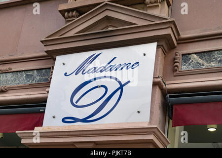 Wiesbaden, Deutschland - 03. Juni 2018: MADAME D Logo auf einer Fassade. MADAME D Fashion Outlet Store. Stockfoto