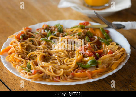 Spaghetti Bolognese, Pasta serviert im Restaurant im Lake Mburo Nationalpark, Safari Speisen, Uganda, Ostafrika Stockfoto