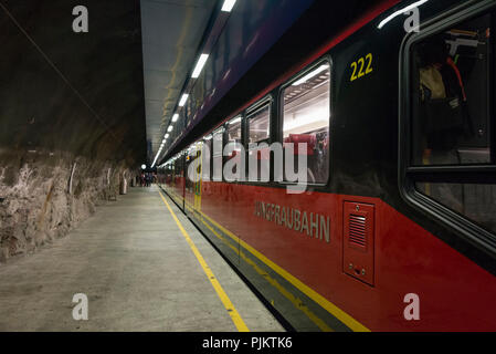 Jungfraubahn in den Bahnhof Eismeer, auf dem Jungfraujoch, in der Nähe von Grindelwald, Berner Alpen, Berner Oberland, Kanton Bern, Schweiz Stockfoto