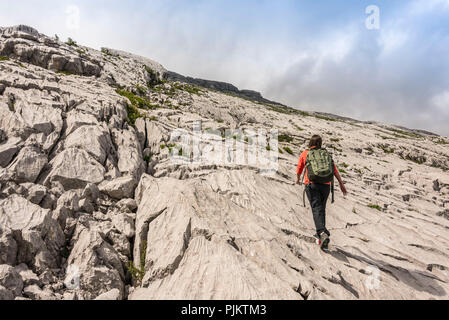 Frau wandern im Karstgebiet Schrattenfluh, Landschaft im Biosphärenreservat Entlebuch, Kanton Luzern, Schweiz Stockfoto