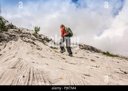 Frau wandern im Karstgebiet Schrattenfluh, Landschaft im Biosphärenreservat Entlebuch, Kanton Luzern, Schweiz Stockfoto