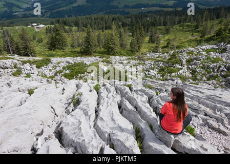 Frau wandern im Karstgebiet Schrattenfluh, Landschaft im Biosphärenreservat Entlebuch, Kanton Luzern, Schweiz Stockfoto
