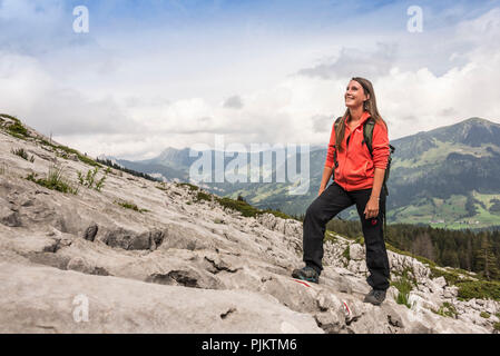 Frau wandern im Karstgebiet Schrattenfluh, Landschaft im Biosphärenreservat Entlebuch, Kanton Luzern, Schweiz Stockfoto