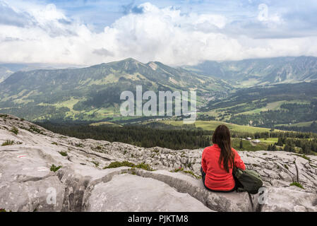 Frau wandern im Karstgebiet Schrattenfluh, Landschaft im Biosphärenreservat Entlebuch, Kanton Luzern, Schweiz Stockfoto