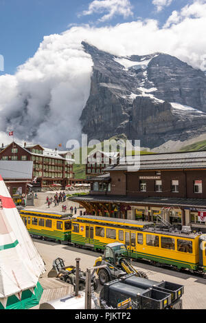 Passhöhe Kleine Scheidegg vor Eiger mit Eiger Nordwand, in der Nähe von Grindelwald, Berner Oberland, Kanton Bern, Schweiz Stockfoto