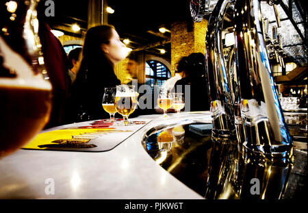 Ambiente Impressionen von der Duvel Moortgat Brauerei "Depot" Pub (Belgien, 30/09/2010) Stockfoto