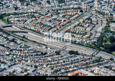 Typische amerikanische Wohnsiedlung an der Autobahn, Lärm, laute Nachbarschaft, South San Francisco, San Francisco Bay Area, Vereinigten Staaten von Amerika, Kalifornien, USA Stockfoto