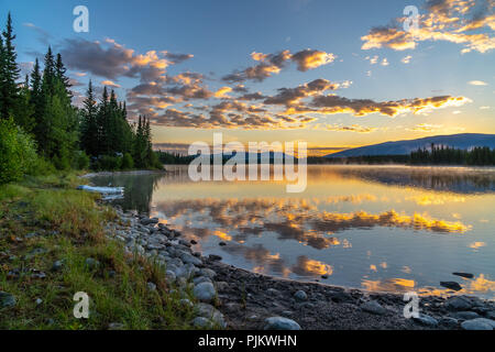 Boya Lake ist ein Camping und Wassersport Ziel entlang der Cassiar highway im Norden British Columbia Stockfoto