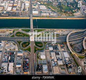 Die Interstate 710 W Kreuzung Anaheim Street, Kleeblatt Interchange, Long Beach, Los Angeles County, Kalifornien, USA Stockfoto