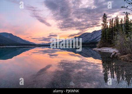 Reflexion der frühen Sonnenaufgang, sanftes Licht auf Moncho See im nördlichen Kanadischen Rockies Stockfoto