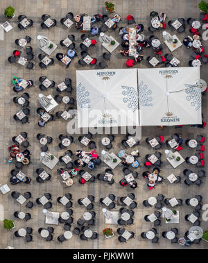 Der alte Markt mit Outdoor Catering, Gastronomie Tische, Sonnenschirme Kronenbier, Dortmund, Ruhrgebiet, Nordrhein-Westfalen, Deutschland Stockfoto