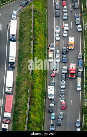 Autobahn A2 rescue Fahrbahn, Feuerwehr, RTW mit Erste Hilfe für einen Kraftfahrer, Stau, Staus auf der Autobahn A2, Gelsenkirchen, Ruhrgebiet, Nordrhein-Westfalen, Deutschland Stockfoto