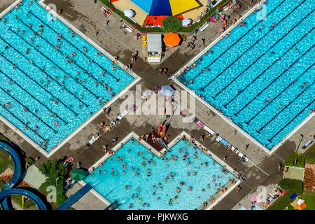Freibad Süd mit Schwimmbad, Schwimmbad, Badegäste, Liegewiese, Wasserrutschbahn, Sommer, Hamm, Ruhrgebiet, Nordrhein-Westfalen, Deutschland Stockfoto
