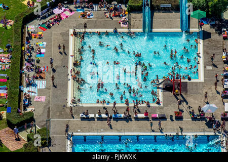 Freibad Süd mit Schwimmbad, Schwimmbad, Badegäste, Liegewiese, Wasserrutschbahn, Sommer, Hamm, Ruhrgebiet, Nordrhein-Westfalen, Deutschland Stockfoto