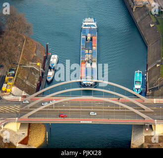 Brücke Vinckekanal Ruhrorter Straße, Verkehrsinfrastruktur, der Duisburger Hafen, Container schiff Thoedela, Frachter, Binnenschiffahrt, Duisburg, Ruhrgebiet, Nordrhein-Westfalen, Deutschland Stockfoto