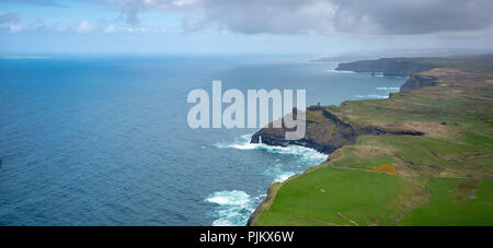 Hags Kopf zwischen Liscannor und die Klippen von Moher am Atlantik, Loch im Felsen, Meer, Felsen, Brandung, County Clare, Clare, Irland, Europa Stockfoto