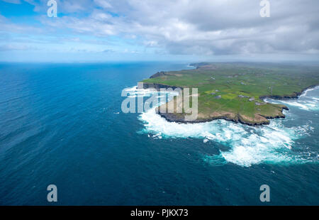 Hags Kopf zwischen Liscannor und die Klippen von Moher am Atlantik, Loch im Felsen, Felsen, Brandung, County Clare, Clare, Irland, Europa Stockfoto