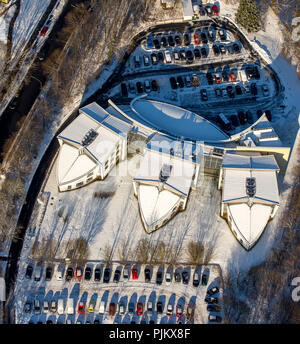 Ausgefallene Architektur des Arthur Woll Haus, Architekturbüro rau Architekten, drei Flügel nach ein Schiffsbug, schnee, winter, Siegen, Siegerland, Kreis Siegen-Wittgenstein, Nordrhein-Westfalen, Deutschland geformt Stockfoto