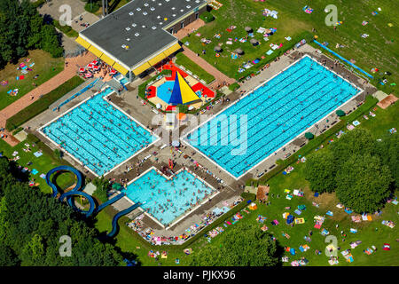 Freibad Süd mit Schwimmbad, Schwimmbad, Badegäste, Liegewiese, Wasserrutschbahn, Sommer, Hamm, Ruhrgebiet, Nordrhein-Westfalen, Deutschland Stockfoto