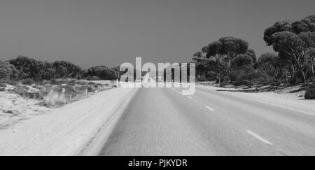 Auf der Australischen Straße, quer durch die Nullarbor. Stockfoto