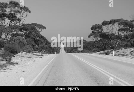 Auf der Australischen Straße, quer durch die Nullarbor. Stockfoto