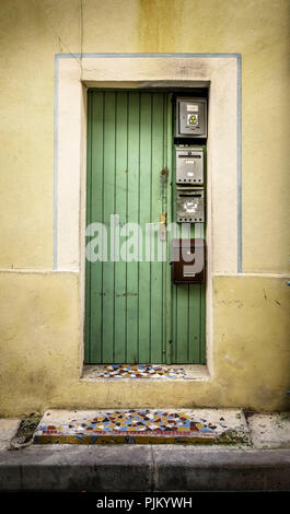 Tür mit Mailboxen in Narbonne Stockfoto