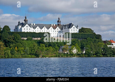 Blick vom Großen Plöner See zu den Plöner Schloss. Stockfoto