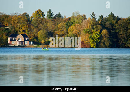 Angler auf der herbstlichen Stocksee (See) in der Holsteinischen Schweiz. Stockfoto