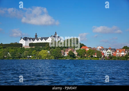 Blick vom Großen Plöner See zu den Plöner Schloss. Stockfoto