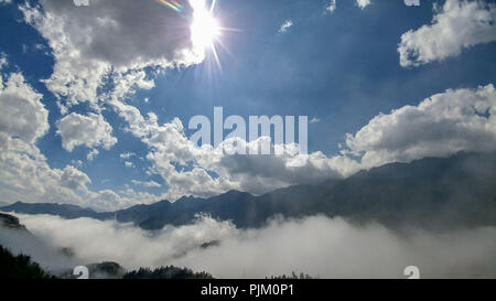 Wolken über den Reisfeldern von Sapa in Vietnam. Stockfoto