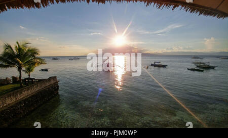 Sonnenuntergang über dem Meer auf Cebu, Philippinen Stockfoto