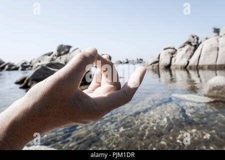 Meditation, Geste auf den felsigen Strand Meer Stockfoto