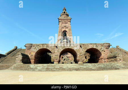 Kyffhäuser Denkmal mit Stauffenkaiser Friedrich I., Barbarossa, und am Main Tower das Reiterstandbild Kaiser Wilhelm I. Stockfoto