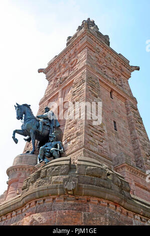 Kyffhäuser Denkmal mit Stauffenkaiser Friedrich I., Barbarossa, und am Main Tower das Reiterstandbild Kaiser Wilhelm I. Stockfoto