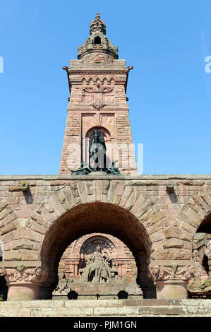 Kyffhäuser Denkmal mit Stauffenkaiser Friedrich I., Barbarossa, und am Main Tower das Reiterstandbild Kaiser Wilhelm I. Stockfoto