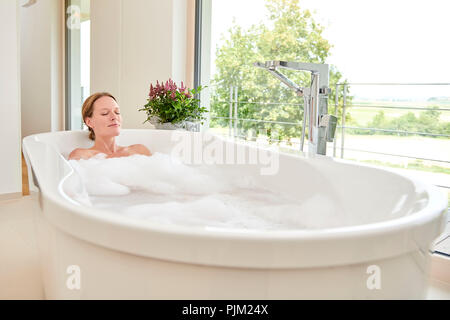Junge Frau in der Badewanne. Stockfoto