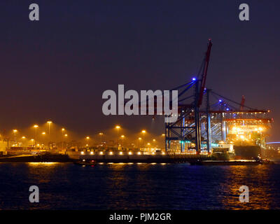 Container Terminal bei Nacht Stockfoto