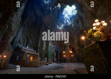 Buddhistische Tempel in Huyen Khong Höhle in den Marble Mountains, auf halbem Weg zwischen Hoi An und Da Nang, Vietnam. Der Tempel ist Teil eines Komplexes von Höhlen Stockfoto