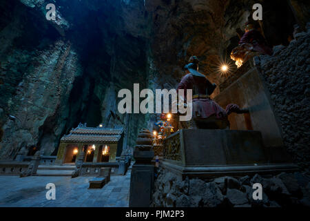 Buddhistische Tempel in Huyen Khong Höhle in den Marble Mountains, auf halbem Weg zwischen Hoi An und Da Nang, Vietnam. Der Tempel ist Teil eines Komplexes von Höhlen Stockfoto