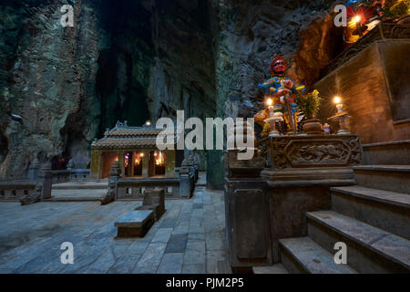 Buddhistische Tempel in Huyen Khong Höhle in den Marble Mountains, auf halbem Weg zwischen Hoi An und Da Nang, Vietnam. Der Tempel ist Teil eines Komplexes von Höhlen Stockfoto