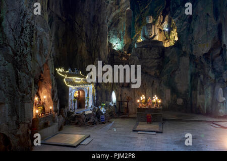 Buddhistische Tempel in Huyen Khong Höhle in den Marble Mountains, auf halbem Weg zwischen Hoi An und Da Nang, Vietnam. Der Tempel ist Teil eines Komplexes von Höhlen Stockfoto