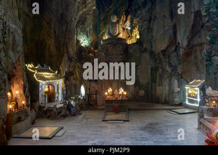 Buddhistische Tempel in Huyen Khong Höhle in den Marble Mountains, auf halbem Weg zwischen Hoi An und Da Nang, Vietnam. Der Tempel ist Teil eines Komplexes von Höhlen Stockfoto