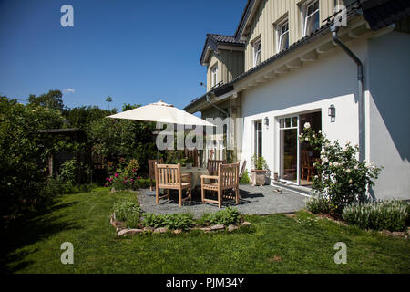 Natürliche Garten und Terrasse vor ein Ökologisches Holzhaus Stockfoto