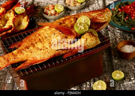 Ikan Bakar Bali, die balinesischen Stil gegrillte Fisch mit balinesischen Salsa von Sambal Matah Stockfoto