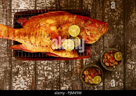 Ikan Bakar Bali, die balinesischen Stil gegrillte Fisch mit balinesischen Salsa von Sambal Matah Stockfoto