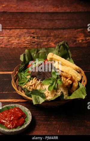 Nasi Bakar, den traditionellen Sundanesischen gegrillte Reis im Bananenblatt Stockfoto